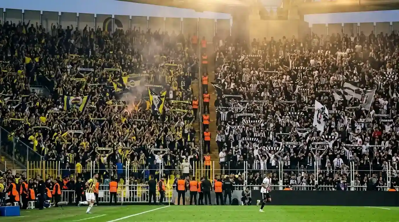 Istanbul-Derby zwischen Fenerbahçe und Beşiktaş — Fans mit Schals auf gegenüberliegenden Tribünen